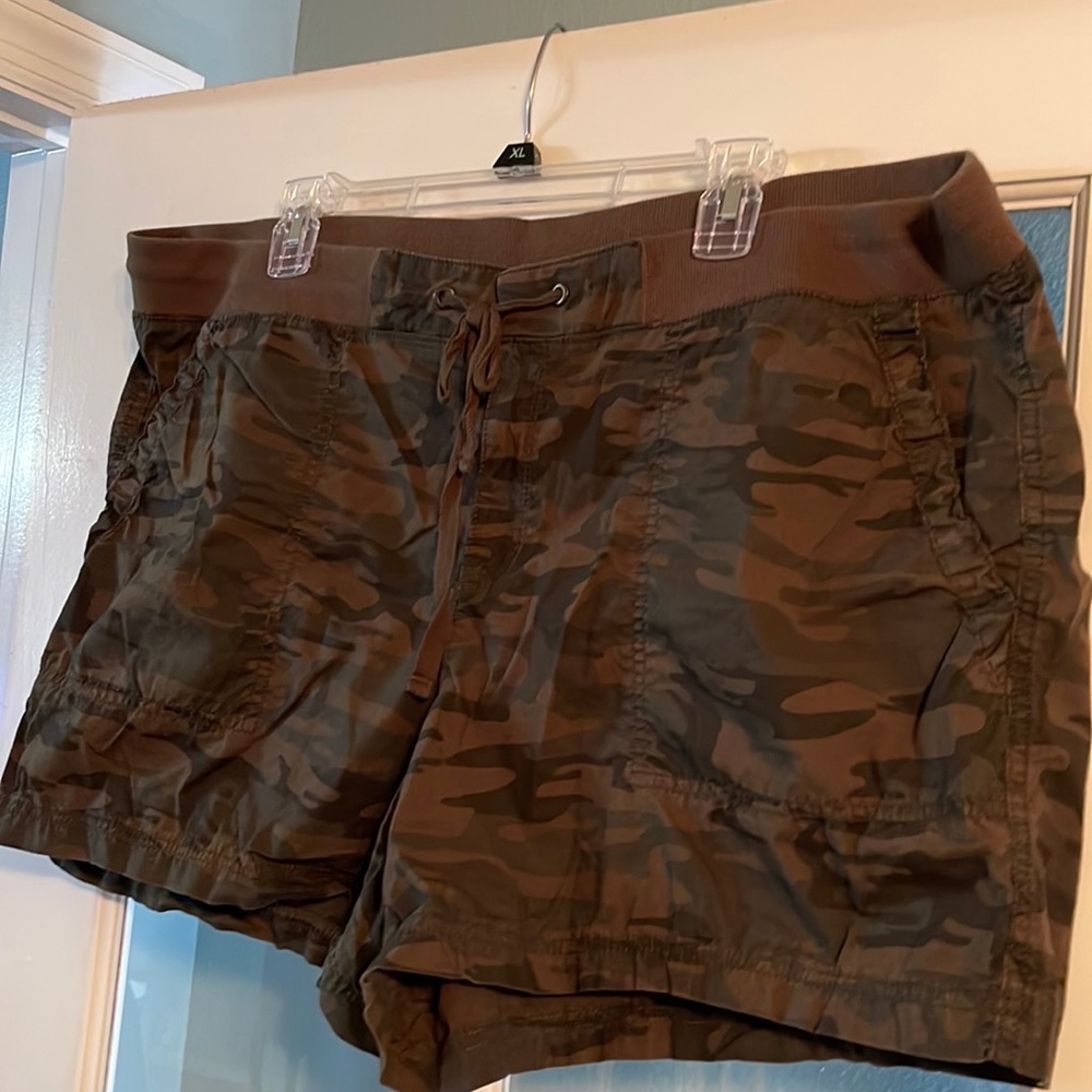 Women’s plus size camo print shorts